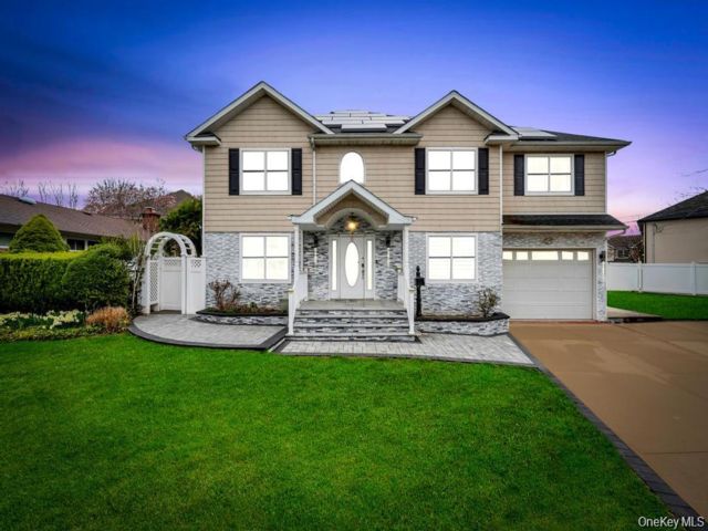  6 BR,  5.00 BTH &nbsp;Colonial style home in Syosset