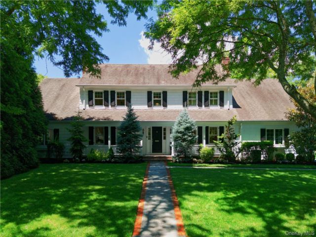  5 BR,  4.00 BTH &nbsp;Colonial style home in Manhasset