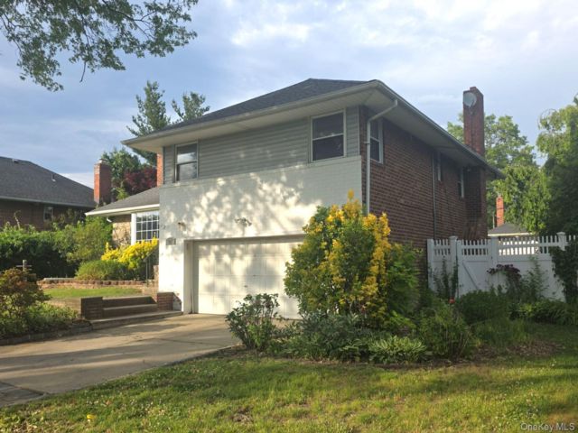  3 BR,  3.00 BTH &nbsp;Split level style home in Westbury