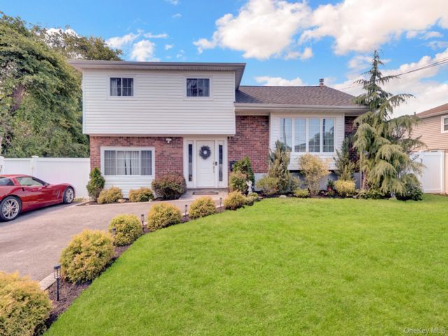 4 BR,  3.00 BTH &nbsp;Split level style home in North Babylon