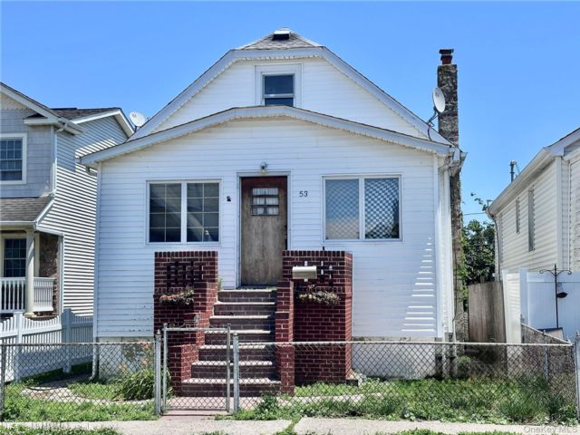  5 BR,  1.00 BTH &nbsp;Cape cod style home in Island Park