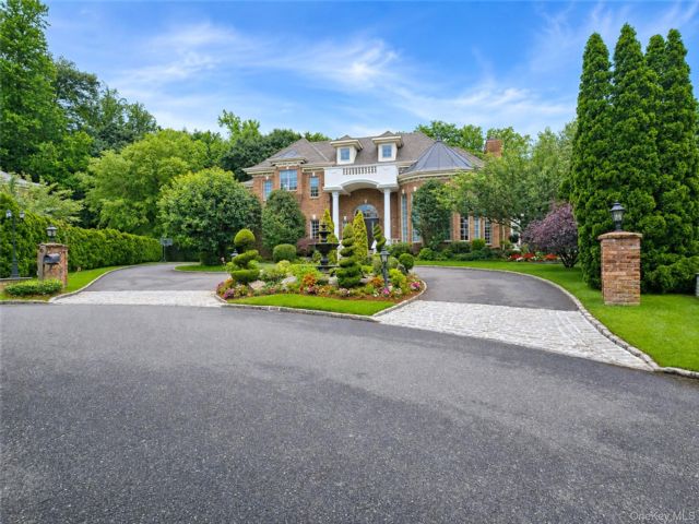  6 BR,  6.00 BTH &nbsp;Colonial style home in Manhasset