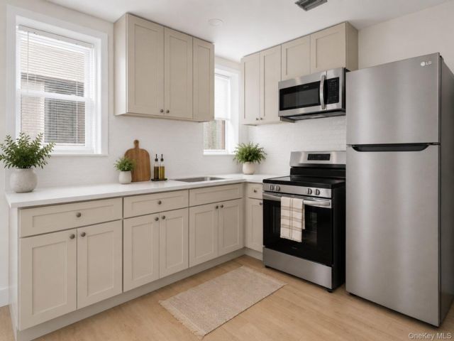  3 BR,  2.00 BTH &nbsp;Full floor apar style home in Wakefield