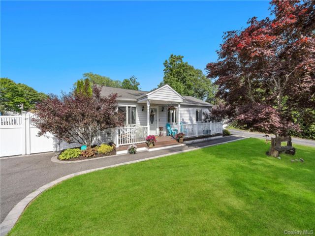  4 BR,  2.00 BTH &nbsp;Ranch style home in Mastic Beach