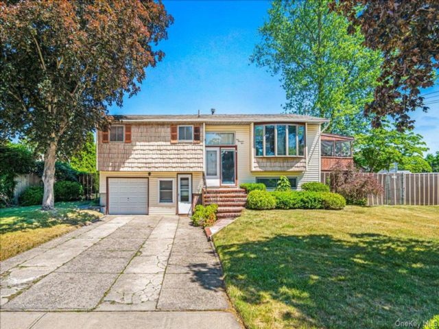  4 BR,  3.00 BTH &nbsp;Hi ranch style home in Selden