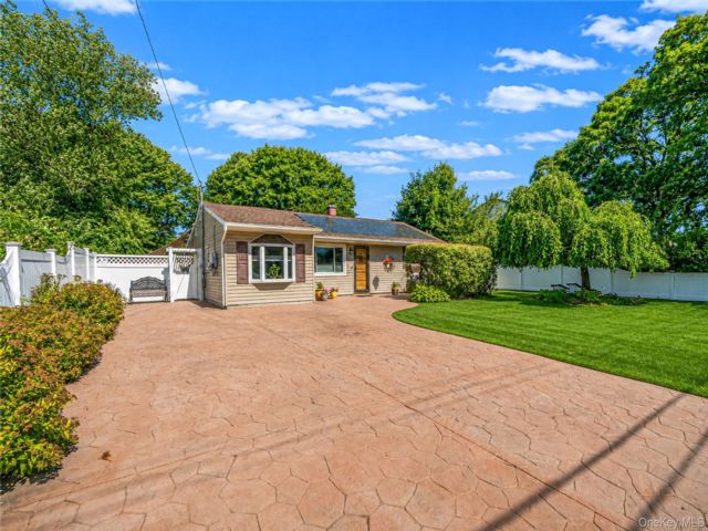 3 BR,  2.00 BTH &nbsp;Ranch style home in Bay Shore