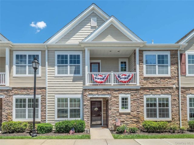  2 BR,  2.00 BTH &nbsp;Condo style home in Massapequa