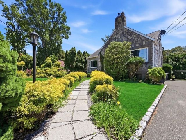  4 BR,  1.00 BTH &nbsp;Cape cod style home in Rocky Point