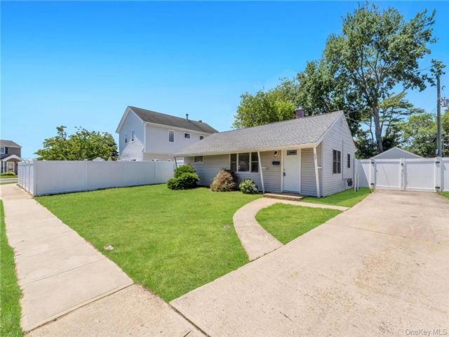  3 BR,  2.00 BTH &nbsp;Ranch style home in Bethpage