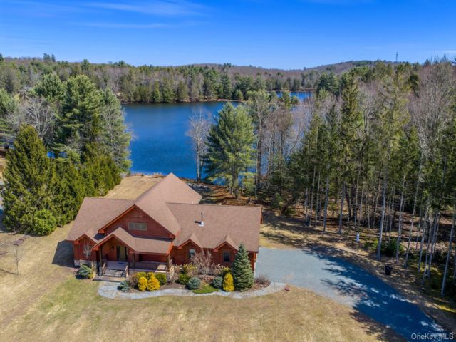  4 BR,  3.00 BTH &nbsp;Contemporary style home in Bethel