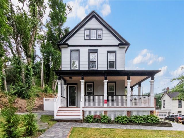  2 BR,  1.00 BTH &nbsp;Victorian style home in Glen Cove