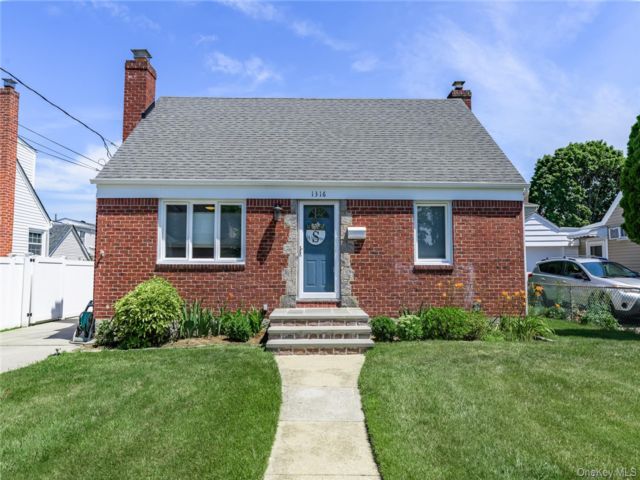  4 BR,  1.00 BTH &nbsp;Cape cod style home in Elmont