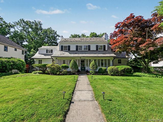  5 BR,  4.00 BTH &nbsp;Colonial style home in New Rochelle