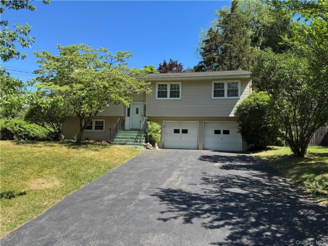  3 BR,  2.00 BTH &nbsp;Raised ranch style home in Poughkeepsie