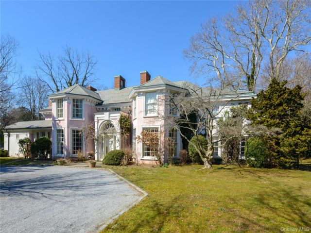  5 BR,  7.00 BTH &nbsp;Colonial style home in Glen Cove