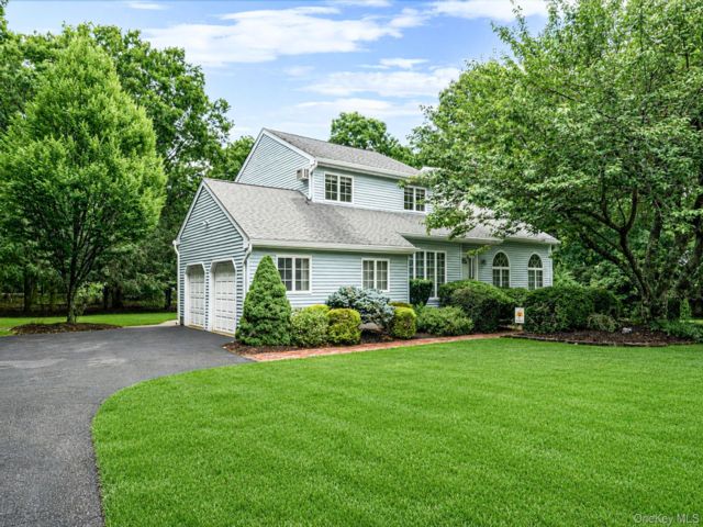  3 BR,  3.00 BTH &nbsp;Colonial style home in Miller Place