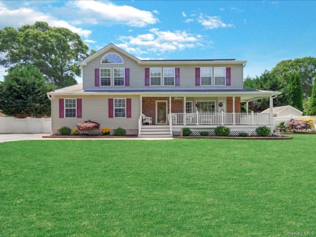  4 BR,  3.00 BTH &nbsp;Colonial style home in Farmingville