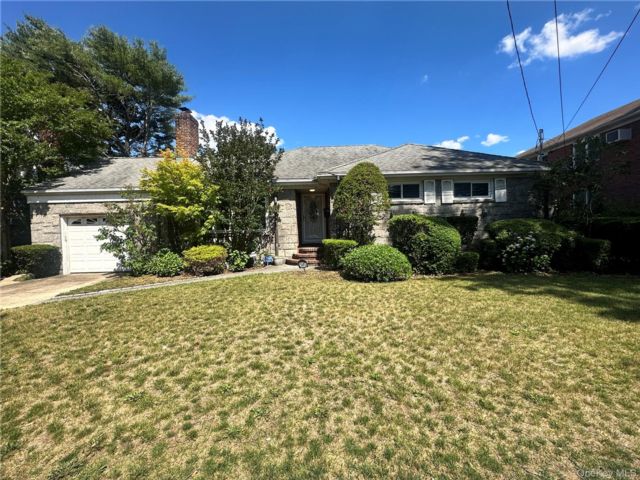  3 BR,  3.00 BTH &nbsp;Ranch style home in Floral Park