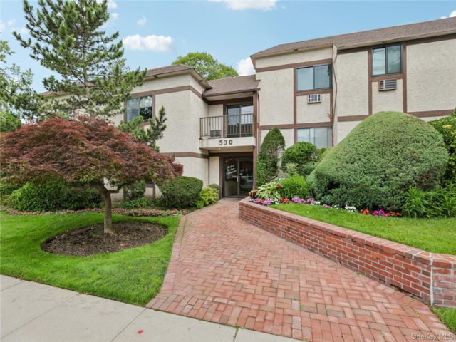 2 BR,  2.00 BTH &nbsp;Garden style home in Cedarhurst
