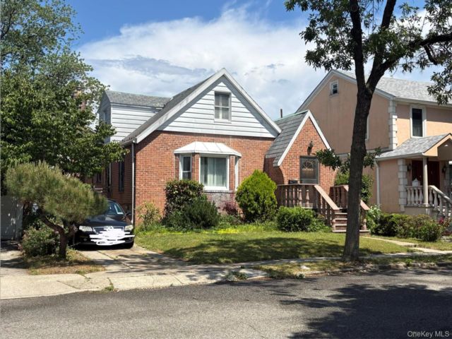  4 BR,  2.00 BTH &nbsp;Exp cape style home in Fresh Meadows