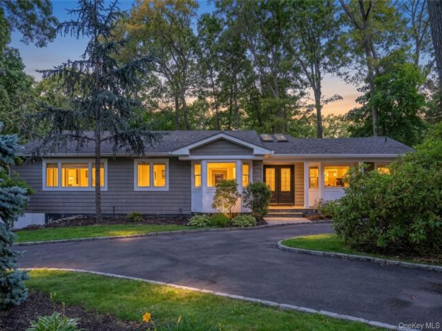  5 BR,  4.00 BTH &nbsp;Ranch style home in Melville