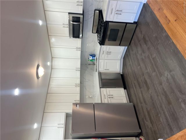  3 BR,  2.00 BTH &nbsp;Full floor apar style home in Douglaston