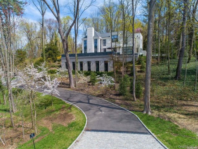  5 BR,  7.00 BTH &nbsp;Contemporary style home in Locust Valley