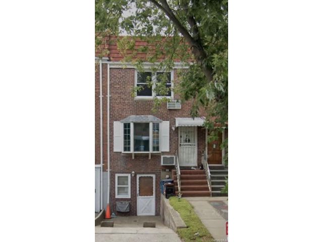  3 BR,  2.00 BTH &nbsp;Colonial style home in Flushing