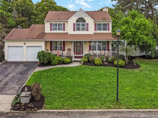  4 BR,  3.00 BTH &nbsp;Colonial style home in Selden