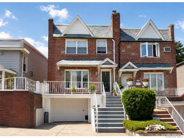  3 BR,  2.00 BTH &nbsp;Colonial style home in Woodside