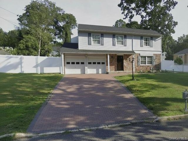  4 BR,  3.00 BTH &nbsp;Splanch style home in Coram