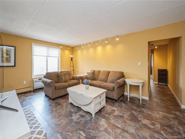  2 BR,  2.00 BTH &nbsp;High rise style home in Westbury
