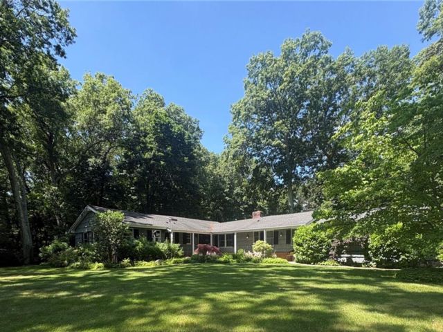  4 BR,  4.00 BTH &nbsp;Exp ranch style home in South Huntington