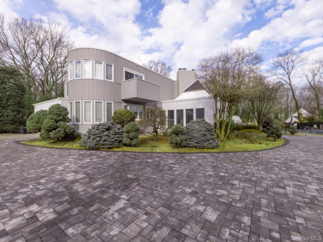  5 BR,  5.00 BTH &nbsp;Contemporary style home in Port Jefferson