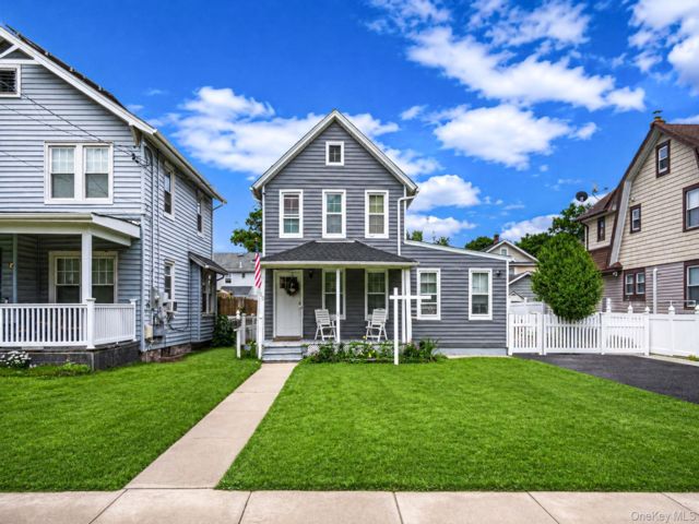  4 BR,  2.00 BTH &nbsp;Colonial style home in Lynbrook