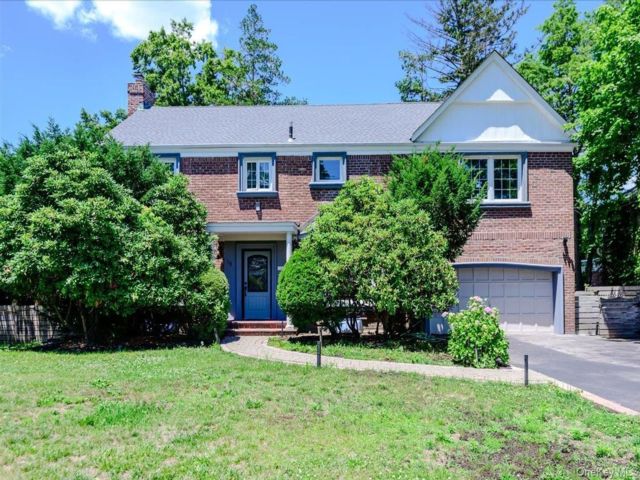  4 BR,  5.00 BTH &nbsp;Colonial style home in Great Neck