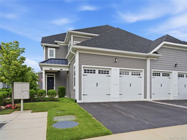  2 BR,  4.00 BTH &nbsp;Condo style home in Dix Hills