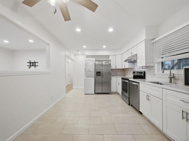  2 BR,  1.00 BTH &nbsp;Hi ranch style home in Lindenhurst