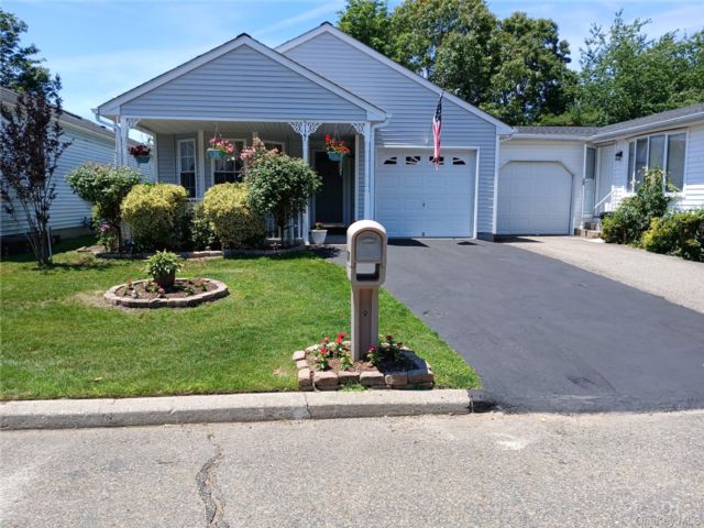  2 BR,  2.00 BTH &nbsp;Other style home in Manorville