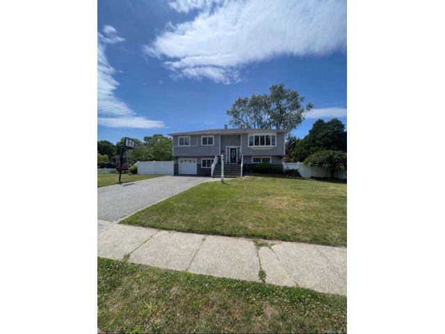  3 BR,  2.00 BTH &nbsp;Hi ranch style home in Sayville