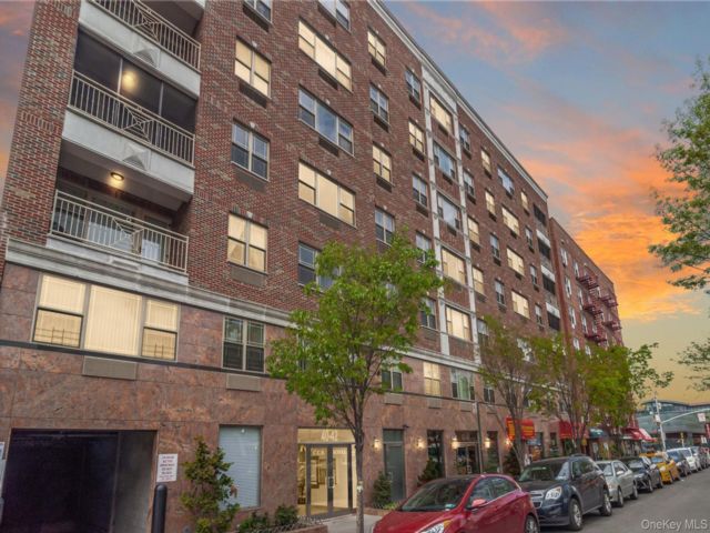  1 BR,  1.00 BTH &nbsp;Mid rise style home in Elmhurst