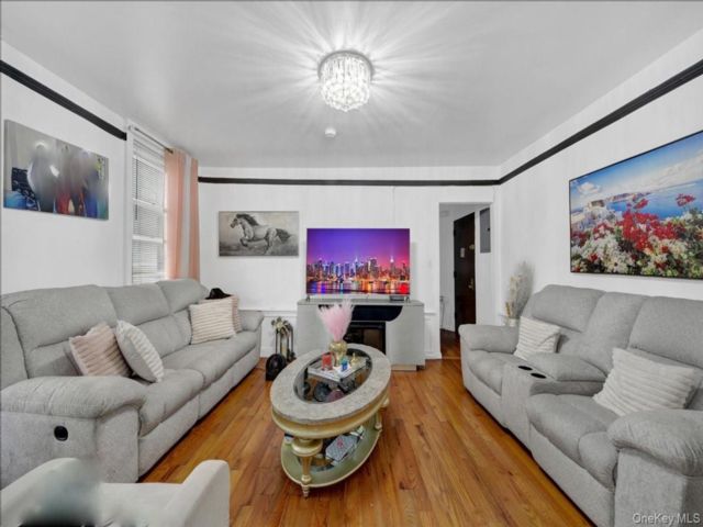  8 BR,  4.00 BTH &nbsp;House style home in Soundview