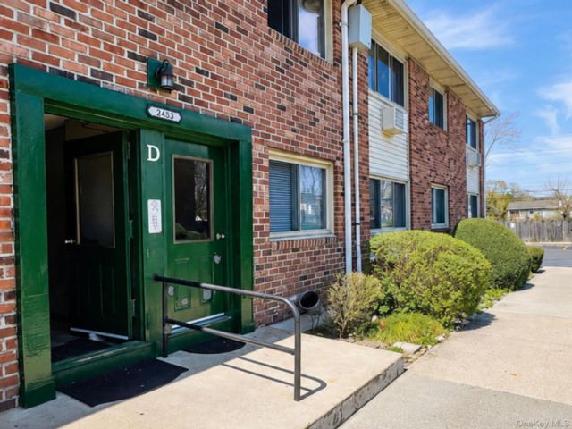  2 BR,  1.00 BTH &nbsp;Garden style home in Islip