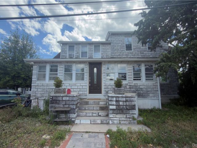  3 BR,  2.00 BTH &nbsp;Includes legal  style home in Bayville