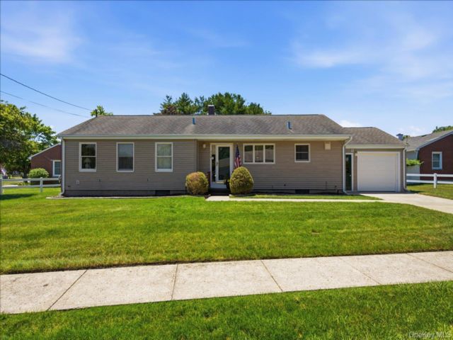  3 BR,  2.00 BTH &nbsp;Ranch style home in Westhampton