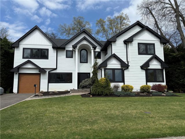  4 BR,  4.00 BTH &nbsp;Colonial style home in Jericho
