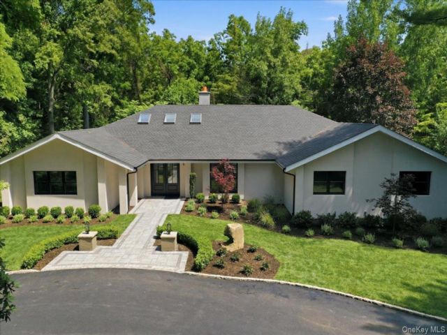  4 BR,  4.00 BTH &nbsp;Ranch style home in Nissequogue