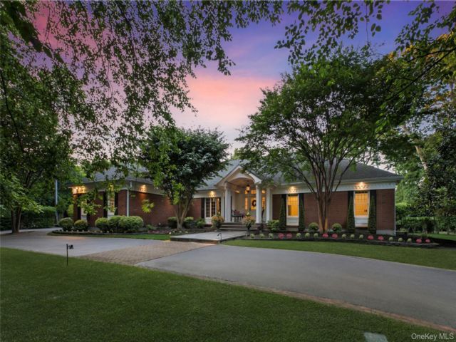  4 BR,  6.00 BTH &nbsp;Exp ranch style home in Smithtown