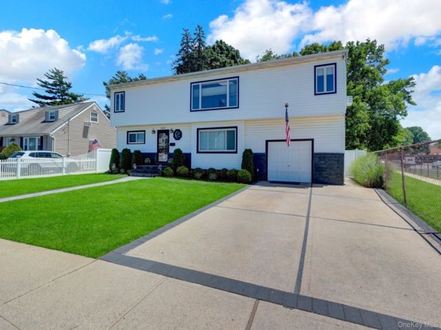  6 BR,  3.00 BTH &nbsp;Colonial style home in East Meadow