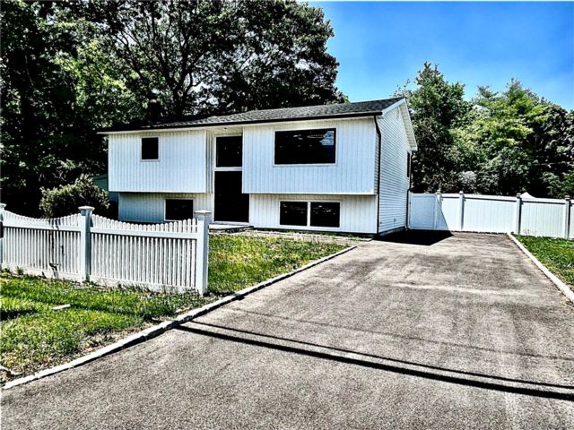  6 BR,  2.00 BTH &nbsp;Hi ranch style home in Wyandanch